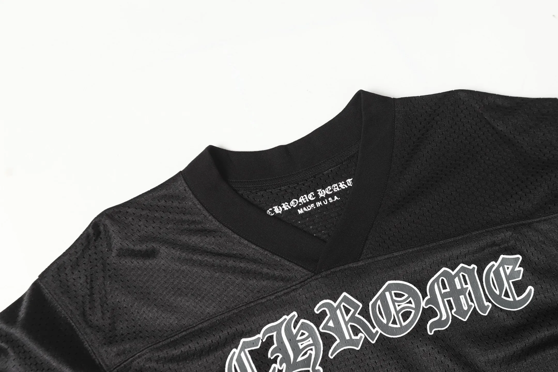P190 Chrome Hearts CH Chrome Hearts popular Sanskrit printed mesh double-layer ice hockey jersey sports suit. Uses direct injection imported machine printing. All hardware and accessories are milled and customized. Correct configuration. Black 2025 Chrome Hearts authentic packaging. 280 grams of custom-dyed double yarn cotton. Large version. Loose and stylish. Different from lower versions. Slim and long version with upper body and hips. 100% commitment: top quality. Not fast food. The highest version on the market. Top quality - different from ordinary versions on the market. If you care about quality, you should also respect the price. Absolutely 0 after-sales service and 0 return rate so far. It’s hard not to love the style - 280g double yarn cotton custom dyed fabric - Correct high-density main mark, washed tag, hand-sewn